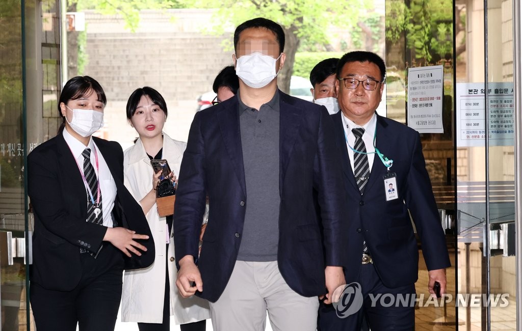 (서울=연합뉴스) 대장동 개발 민간사업자 화천대유자산관리 관계사 천화동인 6호의 실소유자로 의심받는 조우형 씨가 4일 오전 서울 서초구 서울중앙지방법원에서 열리는 구속 전 피의자 심문(영장실질심사)을 위해 법정으로 출석하고 있다. 2023.5.4