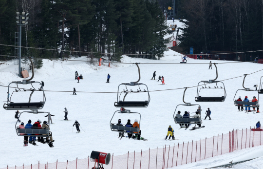 16일 전국 곳곳에서 대설주의보가 내려지면서 다음주 스키장 설질이 최상에 이를 것으로 예상됐다. 사진은 지난 11월 26일 개장 후 첫 주말을 맞은 강원 평창군 모나용평 스키장의 모습. 연합뉴스