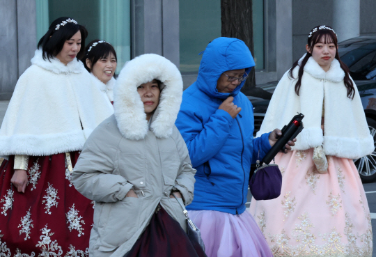 전국에 한파특보가 내련진 17일 오전 서울 종로구 경복궁 인근에서 두꺼운 옷을 입은 외국인 관광객들이 발걸음을 재촉하고 있다. 뉴시스