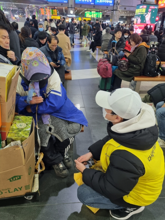 서울시 거리상담반이 용산역에서 노숙인과 상담을 하고 있다. 서울시청 제공