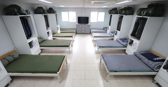 병사 생활관 침상에 깔린 모포·포단(왼쪽)과 상용이불(오른쪽). 모포는 유사시에만 사용하도록 보관된다. 국방부 제공