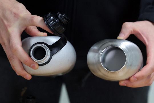 국방부가 보급중인 신형 스테인리스 수통(오른쪽). 기존 수통(왼쪽)에 비해 입구가 넓어 세척이 편리해졌다. 국방부 제공