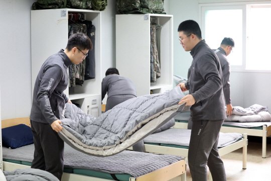 육해공, 해병대 전 부대 병사 생활관에 기존의 모포 대신 전문업체가 세탁한 엄마표 상용 이불 보급이 올해 완료된다. 국방부 제공