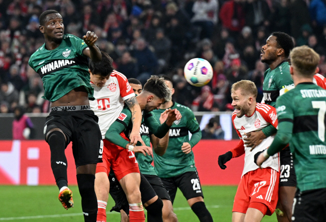 바이에른 뮌헨의 김민재(왼쪽 두 번째)가 18일 오전(한국시간) 독일 뮌헨의 알리안츠 아레나에서 열린 분데스리가 홈경기에서 후반 18분 헤딩슛으로 데뷔골을 넣고 있다.  로이터연합뉴스