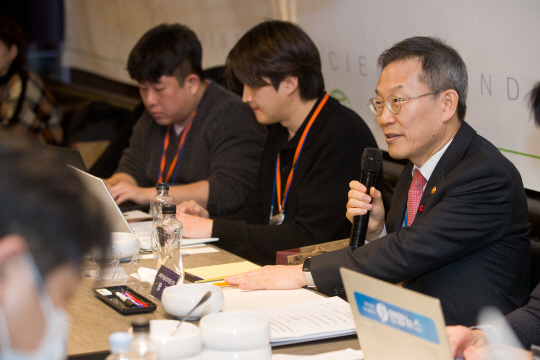 이종호(사진 오른쪽) 과학기술정보통신부 장관이 18일 세종시에서 연 송년 기자 간담회에서 모두 발언을 하고 있다. 과학기술정보통신부 제공