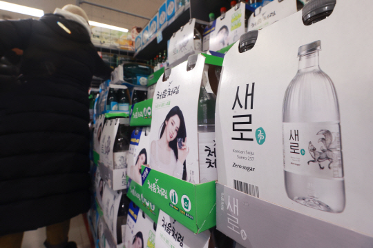 서울 시내 한 대형마트에 진열된 ‘처음처럼·새로’ 소주. 연합뉴스