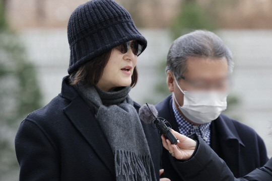 정경심 전 동양대 교수가 18일 서울 서초구 서울고법에서 열린 자녀입시 비리 공판에 출석하고 있다. 뉴시스