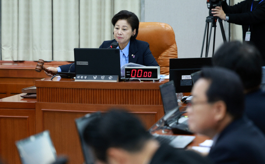 남인순 정치개혁특별위원회 위원장이 지난 5일 서울 여의도 국회에서 열린 정치개혁특별위원회 전체회의에서 의사봉을 두드리고 있다. 뉴시스