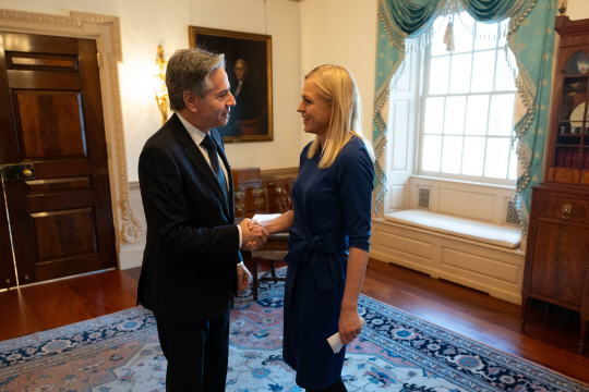 18일 미국 워싱턴DC 국무부에서 토니 블링컨(왼쪽) 국무부 장관과 안티 카이코넨 핀란드 국방부 장관이 악수를 하고 있다. 미 국무부 제공 EPA 연합뉴스