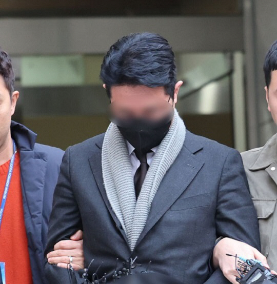 배우 이선균에게 마약을 제공한 혐의를 받는 현직 의사 A씨가 인천 미추홀구 인천지방법원에서 영장실질심사를 마치고 나오고 있다. 뉴시스