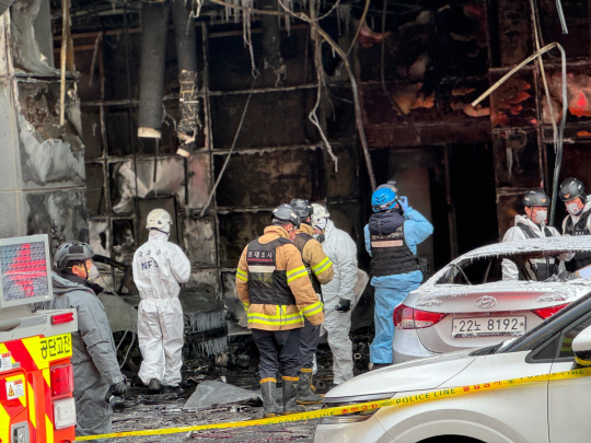 18일 오전 인천 남동구 한 호텔 화재현장에서 경찰과 소방, 국립과학수사연구원 등이 합동감식을 하고 있다. 전날 오후 9시 1분쯤 이 호텔의 기계식 주차장에서 불이나 1시간 30분 만에 진화됐다. 인천=지건태 기자