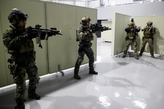 한미 특수전부대 장병들이 특수전학교 훈련장에서 연합 특수작전 훈련의 일환으로 사격훈련을 비롯한  핵심지역 내부 소탕전술 훈련을 하고 있다. 합참 제공