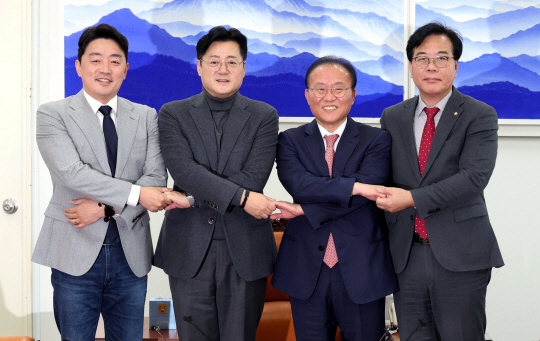 지난 7일 서울 여의도 국회운영위원장실에서 열린 ‘예산안 2+2 협의체 회의‘에서 여야 원내대표와 예결위 간사들이 기념촬영을 하고 있다. 왼쪽부터 더불어민주당 강훈식 간사, 홍익표 원내대표, 국민의힘 윤재옥 원내대표, 송언석 간사. 뉴시스