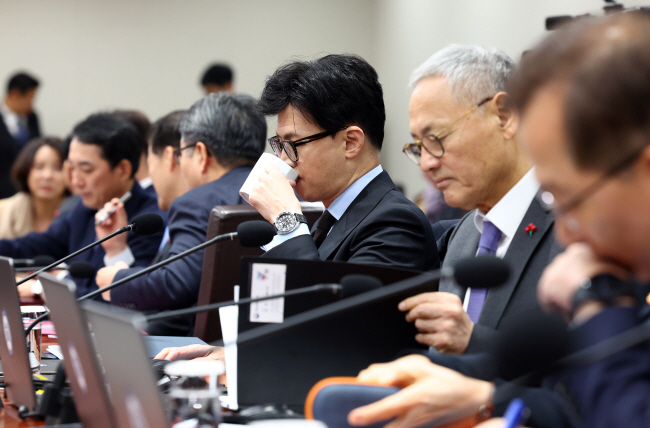 한동훈(오른쪽 세 번째) 법무부 장관이 19일 오전 서울 용산 대통령실 청사에서 열린 국무회의에 참석해 물을 마시고 있다.  연합뉴스