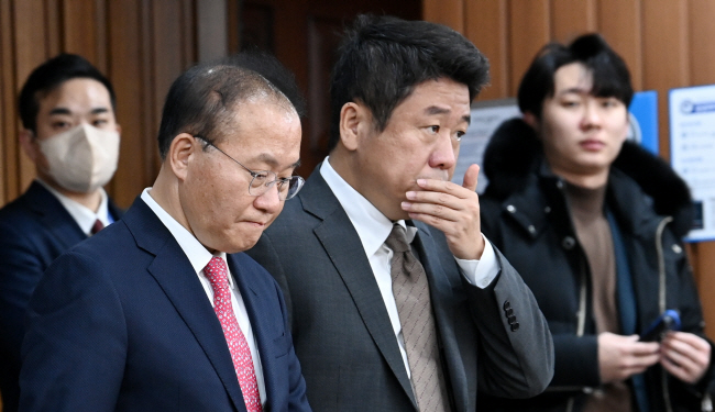 윤재옥(왼쪽) 국민의힘 원내대표 겸 당 대표 권한대행이 19일 오전 국회에서 열린 원내대책회의에 참석하기 위해 들어서고 있다. 오른쪽은 유의동 정책위의장. 곽성호 기자