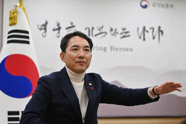 박민식 국가보훈부 장관이 지난 5일 ‘영웅을 기억하는 나라’ 슬로건이 벽에 적힌 서울 용산구 서울지방보훈청 집무실에서 가진 인터뷰에서 제복 근무자를 존중하는 보훈문화 확산 필요성을 강조하고 있다. 백동현 기자