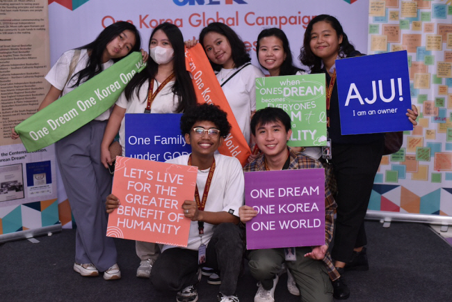 지난 10일 필리핀 파사이 쿠네타 아스트로돔에서 열린 글로벌피스유스페스티벌에서 세계 각국에서 온 청년 참가자들이 포즈를 취하고 있다.  글로벌피스재단 제공