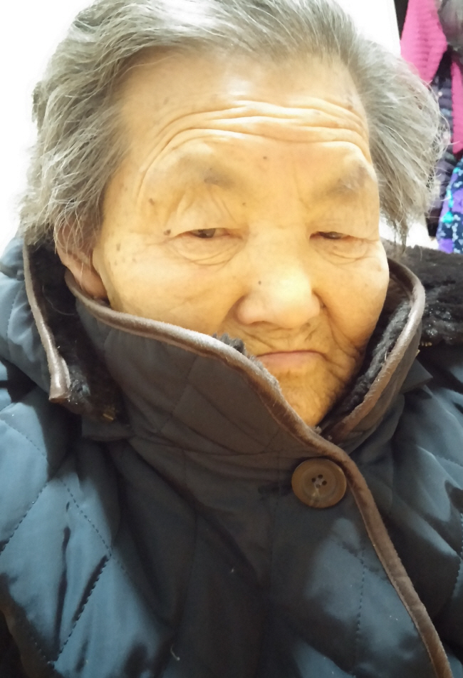 요양원에 들어가기 전 엄마 모습. 올해는 찔레꽃을 보셨을까? 꽃을 무척 좋아하던 엄마!