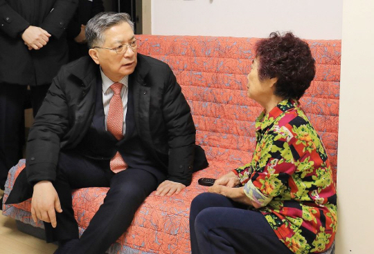 이한준 LH 사장이 강릉 산불 피해 이재민 세대를 방문해 이야기 나누고 있다. LH 제공