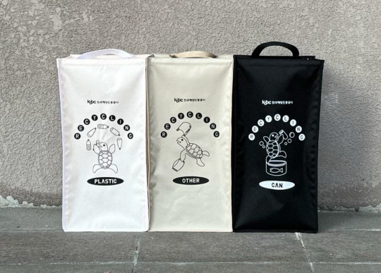 한국해양진흥공사 임직원들이 ‘해양생물 보호 친환경 캠페인’으로 플라스틱을 모아 만든 분리수거 가방의 모습. 한국해양진흥공사 제공