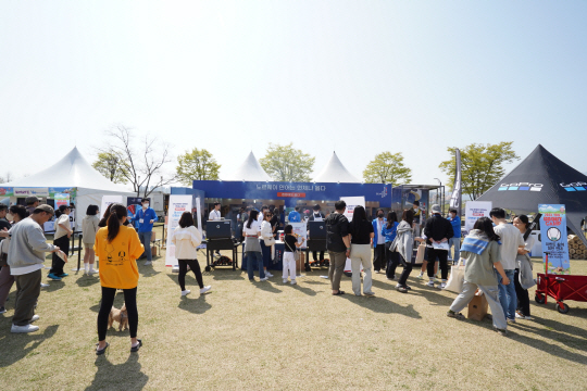 노르웨이수산물위원회는 국내 최대 캠핑 페스티벌인 ‘고아웃 캠프’에 참여해 캠핑에 어울리는 노르웨이 연어 레시피를 선보이고 있다. 노르웨이수산물위원회 제공