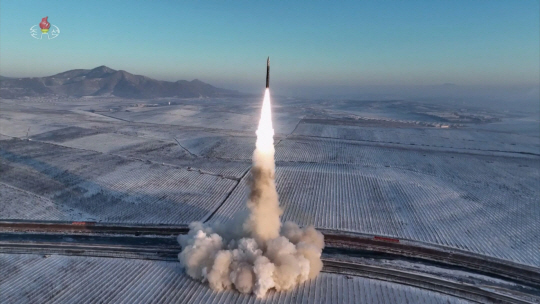 지난 18일 김정은 북한 국무위원장의 참관하에 발사한 고체연료 대륙간탄도미사일(ICBM) ‘화성-18형’의 발사 영상을 조선중앙TV가 19일 공개했다.연합뉴스