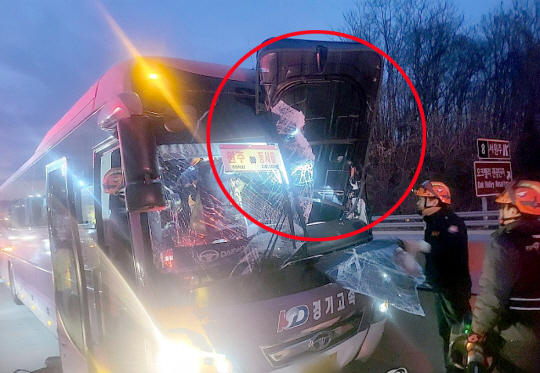 19일 오후 강원 원주시 지정면 월송리 광주원주고속도로 원주 방향 서원주 부근에서 고속버스에 큰 물체가 날아들어 버스가 보호 난간을 들이받는 사고가 났다. 독자제공. 연합뉴스