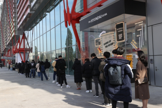 서울 시내 한 백화점 앞에서 소비자들이 개점 시간에 맞춰 길게 줄을 서 있다. 연합뉴스