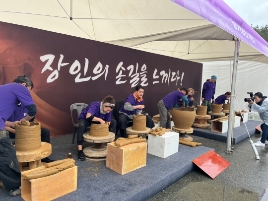울산 울주군 외고산 옹기마을에서 열리고 있는 옹기축제에서 외국인 관광객들이 옹기 제작 체험을 하고  있다. 울주군청 제공