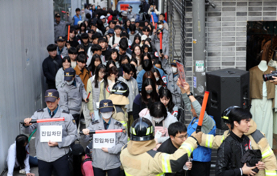 지난 10월 25일 서울 광진구 건대입구역 인근 건대맛의거리에서 다중운집 상황 발생을 가정한 인파감지 시스템 활용 인파밀집 예방 합동 훈련이 진행되고 있다. 뉴시스