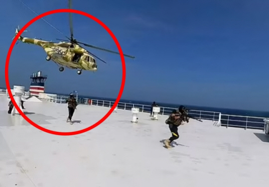 지난 11월 19일(현지시간) 홍해 남부에서 인도로 향하던 차량 운반용 화물선 ‘갤럭시 리더’호를 나포한 예멘 후티 반군(붉은 동그라미). EPA ／연합뉴스