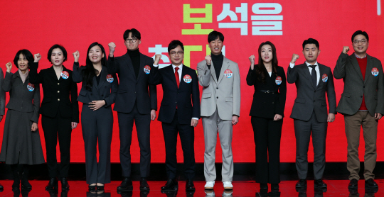 19일 서울 강서구 ASSA 스튜디오에서 열린 ‘국민의힘 국민인재 토크콘서트’ 대한민국의 보석을 찾다에서 영입인재 최수진, 채상미, 정혜림 심성훈, 호준석, 윤도현, 공지연, 김금혁, 임현준 씨가 포즈를 취하고 있다. 뉴시스