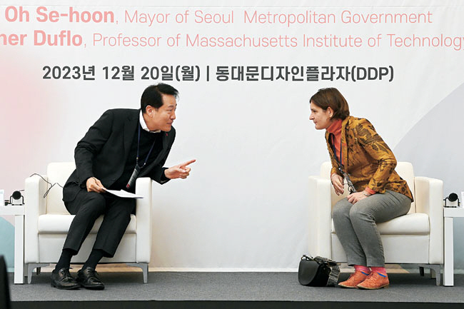 20일 오전 서울 중구 동대문디자인플라자(DDP)에서 열린 ‘2023 서울 국제 안심소득 포럼’에서 오세훈(왼쪽) 서울시장이 2019년 노벨경제학상을 받은 에스테르 뒤플로 매사추세츠공대(MIT) 교수와 특별대담을 하고 있다.  문호남 기자