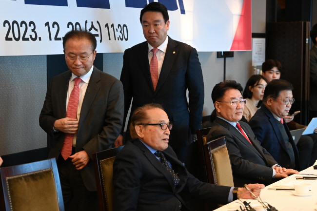 윤재옥(왼쪽) 국민의힘 원내대표 겸 대표 권한대행이 20일 서울 여의도 한 식당에서 비상대책위원장 인선과 관련한 의견을 수렴하기 위해 신영균(앞줄 왼쪽) 상임고문 등 상임고문단과 오찬 간담회에 참석하기 위해 들어오고 있다.  문호남 기자
