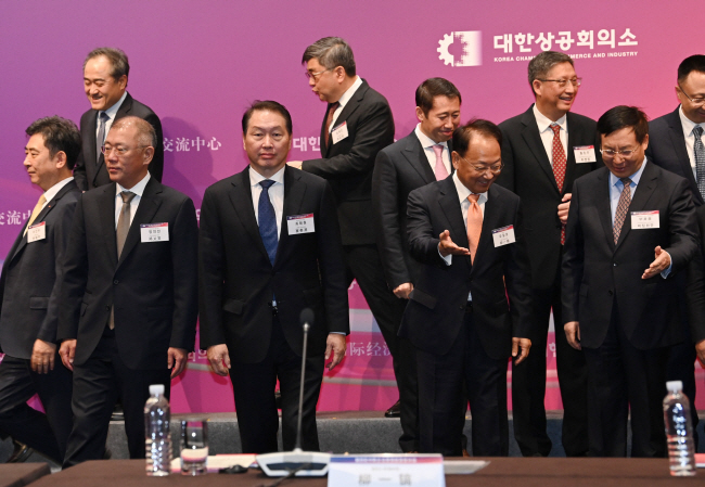 20일 오전 서울 광진구 워커힐호텔에서 열린 ‘제4회 한·중 기업인 및 전직 정부 고위인사 대화’에서 유일호(앞줄 오른쪽 두 번째) 위원장과 최태원(〃 세 번째) 대한상공회의소 회장, 정의선(〃 네 번째) 현대자동차그룹 회장, 비징취안(〃 첫 번째) 중국국제경제교류센터 상무부이사장 등이 기념 촬영을 한 뒤 자리로 향하고 있다. 김동훈 기자