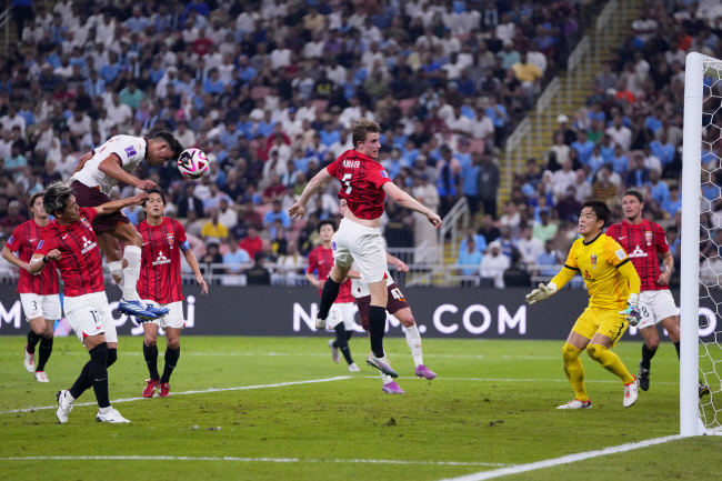 맨체스터시티의 마테우스 누네스(왼쪽 두 번째)가 20일 오전(한국시간) 사우디아라비아 제다의 킹 압둘라 스포츠 시티에서 열린 FIFA 클럽월드컵 준결승 우라와 레즈전에서 헤딩슛을 시도하고 있다.  AP 연합뉴스