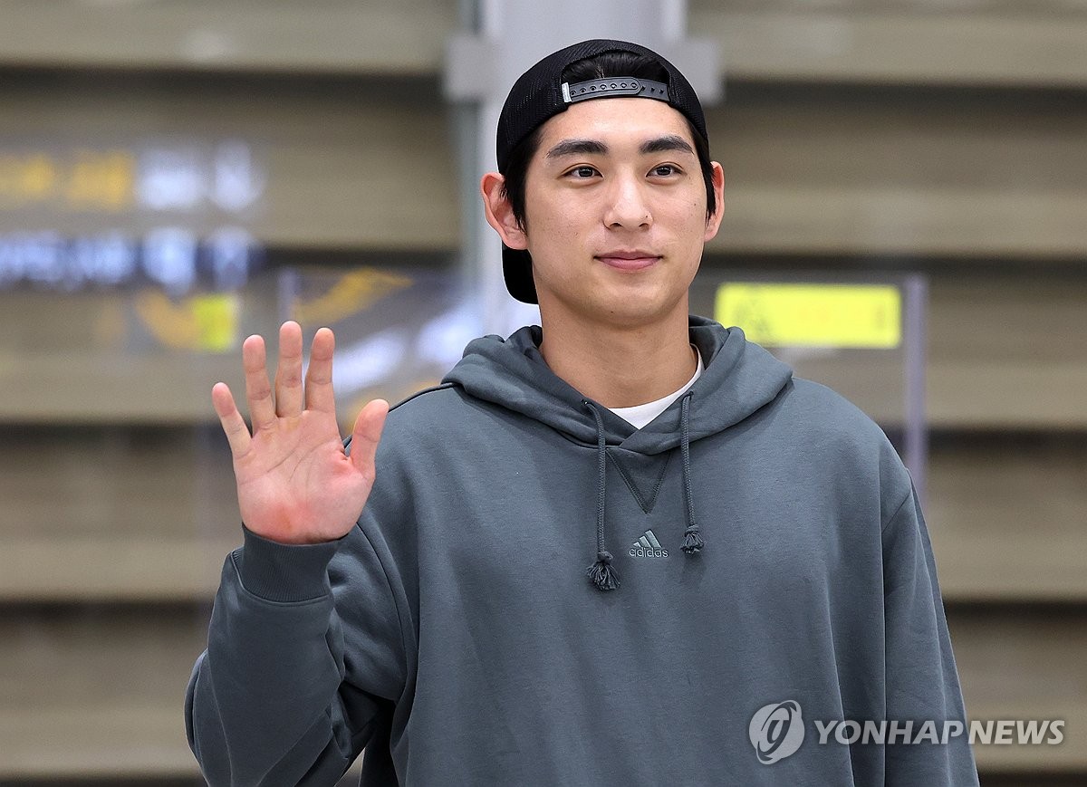 (영종도=연합뉴스) 미국프로야구(MLB) 샌프란시스코 자이언츠에 입단한 이정후가 19일 오후 인천국제공항을 통해 귀국하며 손을 흔들고 있다. 이정후는 샌프란시스코와 6년간 1억1300만달러(약 1469억원)에 초특급 계약을 했다. 2023.12.19