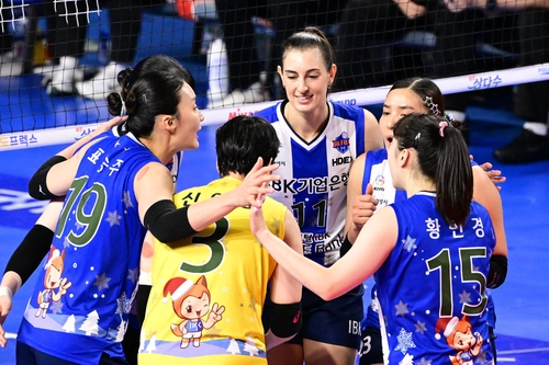 (서울=연합뉴스) IBK기업은행 선수들이 19일 경기도 화성체육관에서 열린 프로배구 여자부 페퍼저축은행과의 홈 경기에서 득점한 뒤, 기뻐하고 있다. [한국배구연맹 제공. 재판매 및 DB금지]