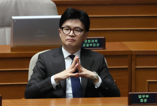 한동훈 법무부 장관이 지난 20일 국회에서 열린 본회의에 출석해 앉아 있다. 연합뉴스