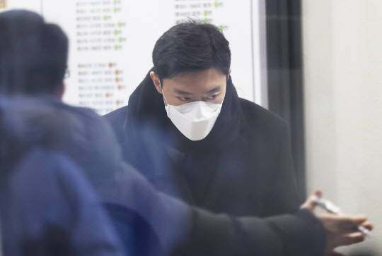 전우원 씨가 22일 서울 서초구 서울중앙지법에서 열린 1심 선고공판에 출석하고 있다. 뉴시스