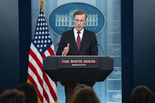 제이크 설리번 백악관 국가안보보좌관이 지난 4일(현지시각) 백악관에서 하루 전 중동 홍해에서 미 구축함과 상선들이 받은 공격은 예멘 반군 ‘후티’의 소행으로 그 배후에는 이란이 있다는 내용의 언론 브리핑을 하고 있다.뉴시스