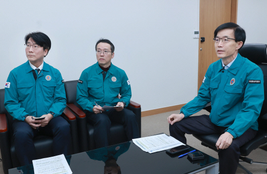 방문규(오른쪽 첫번째)산업통상자원부 장관이 23일 오후 서울 종로구 정부서울청사에서 포항제철소 화재 관련 긴급 화상회의를 열고 피해 복구, 생산 영향 가능성 등을 점검하고 있다. 뉴시스