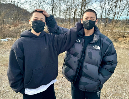 그룹 방탄소년단(BTS)의 지민(왼쪽)과 정국(오른쪽)이 12일 오후 육군 현역으로 동반 입대했다. 이로써 BTS 멤버 7명 전원이 군 공백기에 들어갔다. 방탄소년단 공식 엑스(X·옛 트위터)