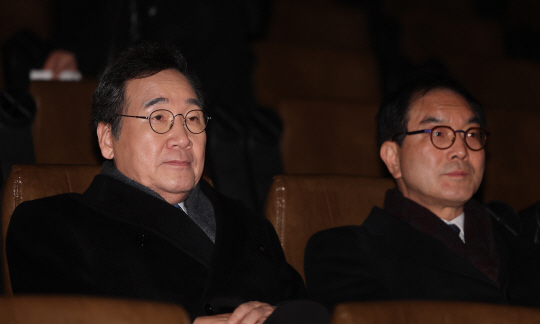이낙연 전 더불어민주당 대표가 18일 서울 용산구 CGV에서 열린 ‘길위에 김대중’ 시사회에 참석, 자리에 앉아 있다. 연합뉴스