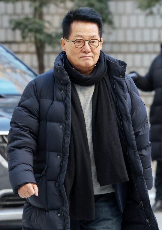 박지원 전 국가정보원장이 지난 22일 서울 서초구 서울중앙지법에서 열린 ‘서해 공무원 피살 사건 은폐시도 및 월북몰이 혐의’ 1심 16차 공판에 출석하고 있다. 뉴시스