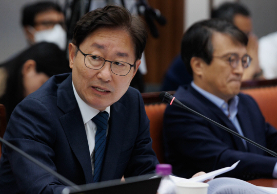 박범계 더불어민주당 의원이 지난 10월 서울 서초구 서울고등법원에서 열린 국회 법제사법위원회의 서울·수원고법 및 서울중앙·인천·수원지법, 서울행정·가정·회생법원 등 17개 기관에 대한 국정감사에서 질의하고 있다. 뉴시스