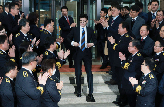 한동훈 전 법무부 장관이 21일 오후 과천 법무부 청사에서 이임식을 마치고 청사를 떠나고 있다. 연합뉴스