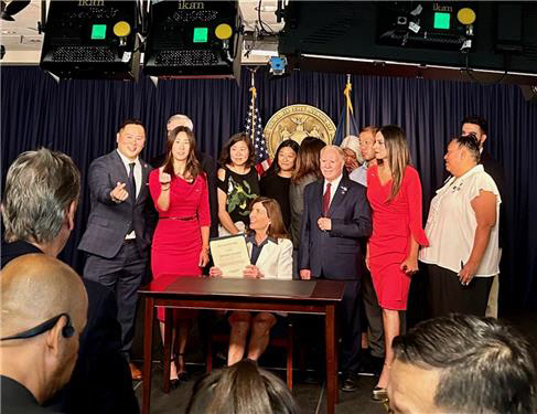 지난 9월 10일(현지시간) 캐시 호컬(가운데) 미국 뉴욕주지사가 공립학교 아시아 음력설 공휴일 지정 법률에 서명하고 있다. 연합뉴스