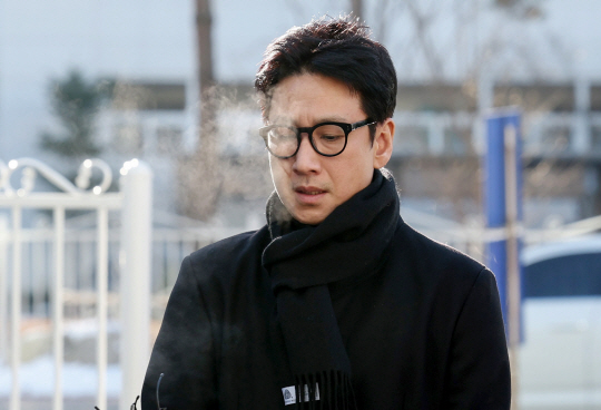 마약 투약혐의를 받는 배우 이선균 씨가 23일 인천 남동구 인천논현경찰서에 출석하던 중 취재진에 답하고 있다. 뉴시스