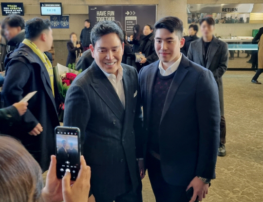 정용진 신세계 부회장과 장남 해찬씨가 23일 오후 서울 서초구 예술의전당에서 열린 정 부회장의 부인 한지희 씨의 플루트 독주회를 관람하기 앞서 사진을 찍고 있다. 뉴시스